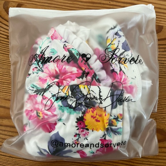 Amore and Sorvete Jessie James Decker Floral Bikini - Picture 9 of 9